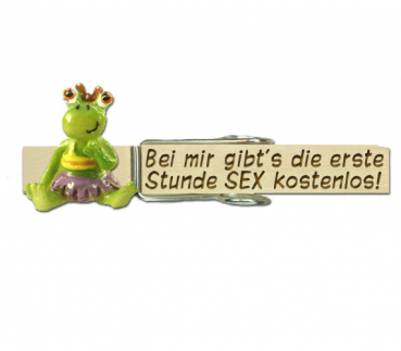 Glupperl mit einem sitzenden Frosch und lila Kleid