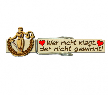 Wäscheklammer mit Namen und einer handbemalten Justizia