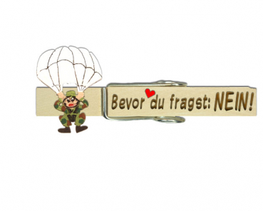 Glupperl mit einem militärischen Fallschirmspringer