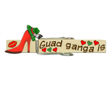 Glupperl mit einem roten High Heels und einerm grünen Hut