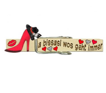 Glupperl mit einem roten High Heels und einem schwarzen Schuh