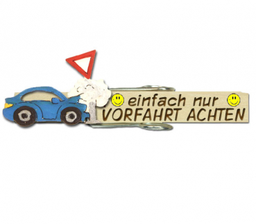 Glupperl mit einem blauen Unfallauto und dem Schild Vorfahrtachten