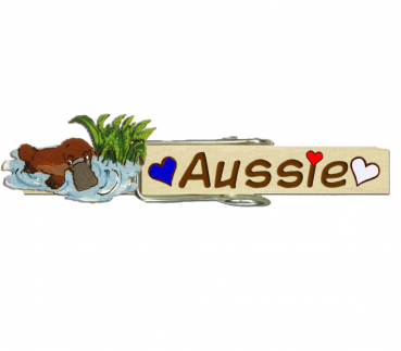 Glupperl mit einem handbemalten Schnabeltier im Wasser