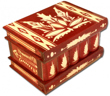 Bücher-Trick-Box weinrot mit Schnitzerei Gr. 3