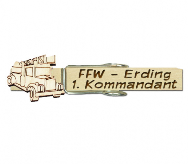 Klupperl mit einem holzfarbenen Feuerwehrauto