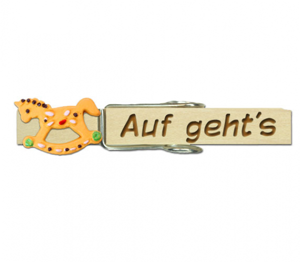 Glupperl mit einem Schaukelpferd