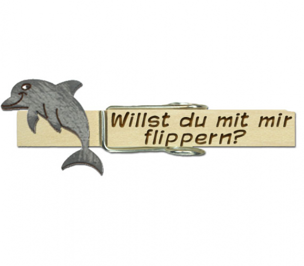 Holzwäscheklammer mit einem bemalten Delphin