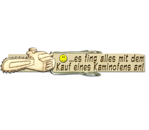 Glupperl mit Namen und einer naturbelassen Motorsäge