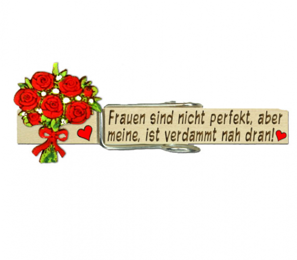 Holzwäscheklammer mit Beschriftung und einem roten Rosenstrauß