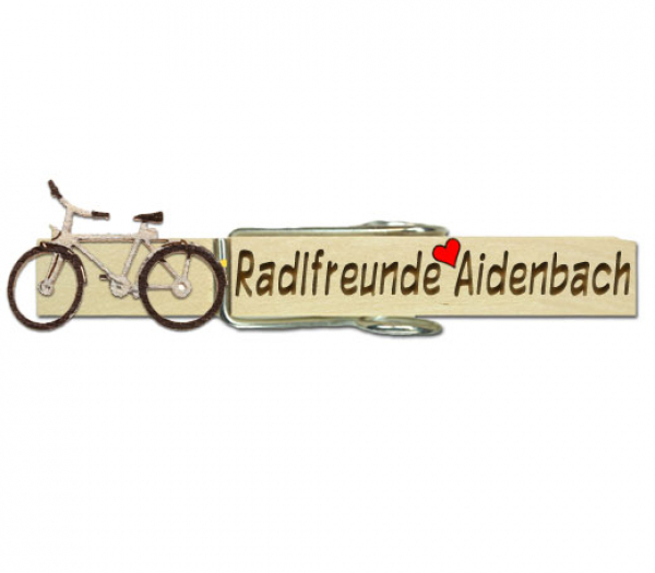 Glupperl mit einem silberfarbenen Fahrrad