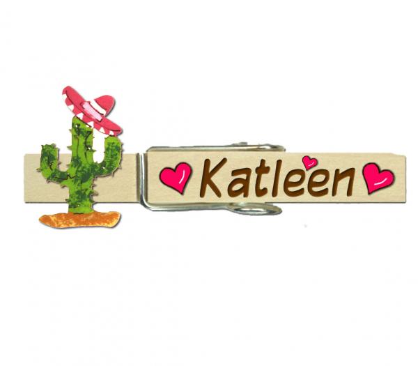 Glupperl mit einem pinkfarbenen Sombrero auf einem Wüstenkaktus