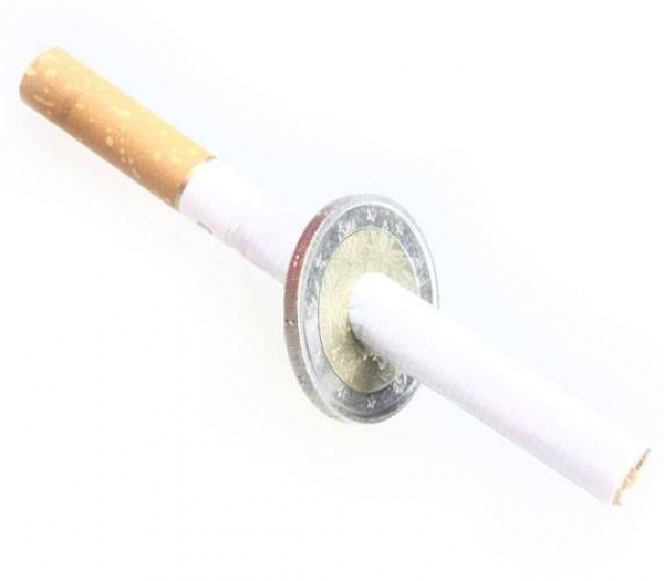 Zigarette durch eine 2 EUR Münze