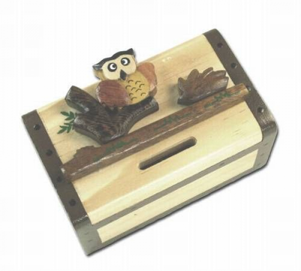 Trickspardose mit einer lustigen Eule