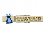 Klupperl mit einem dunkelblauen kurzen Dirndl