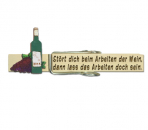 Glupperl mit einer Rotweinflasche und roten Trauben