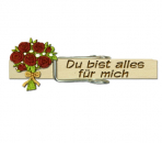 Wäscheklammer mit einem dunkelroten Rosenstrauß