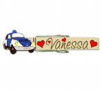 Glupperl mit einem blauen Polizeiauto