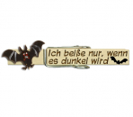 Wäscheklammern mit Beschriftung und einer handbemalten Fledermaus