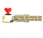 Glupperl und einer bemalten Kaffeetasse mit Herz