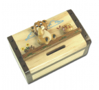 Trickspardose mit einem lustigen kleinen Löwen