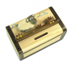 Trickspardose mit einem kleinen lustigen Schaf